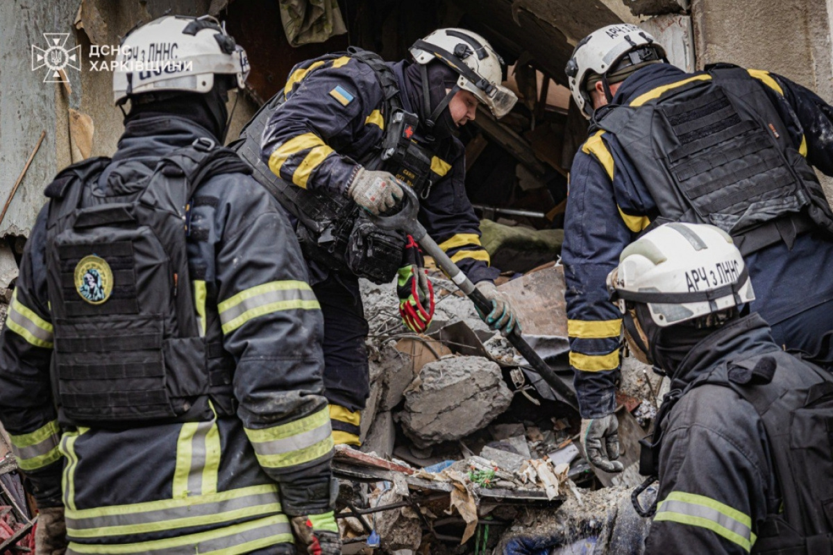 Рятувальники знайшли тіло ще одного вбитого у багатоповерхівці Харкова. Фото: ДСНС Харкова