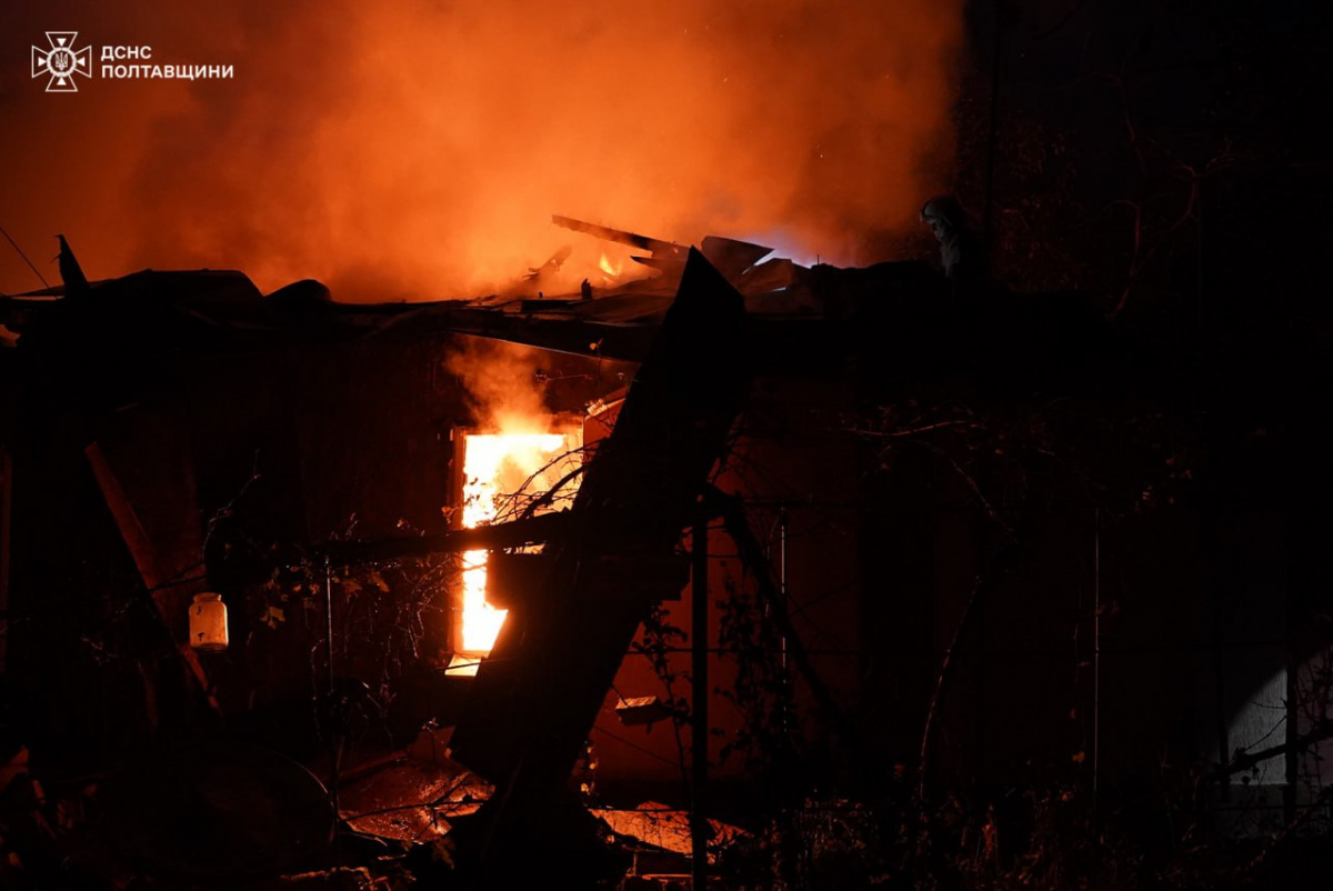 Рятувальники гасять пожежу в приватному будинку Полтави після російської атаки. Фото: ДСНС