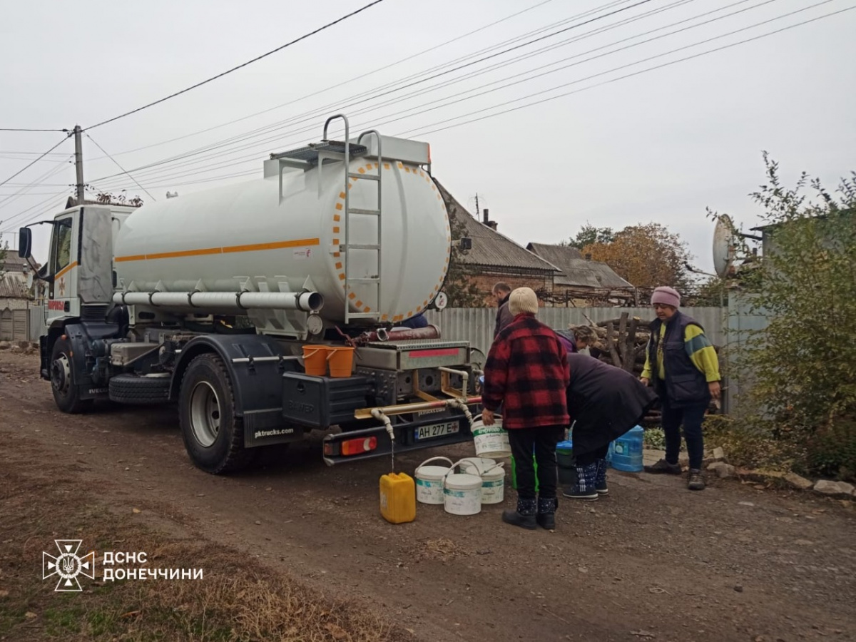 Підвезення води на Донеччині. Фото: ДСНС