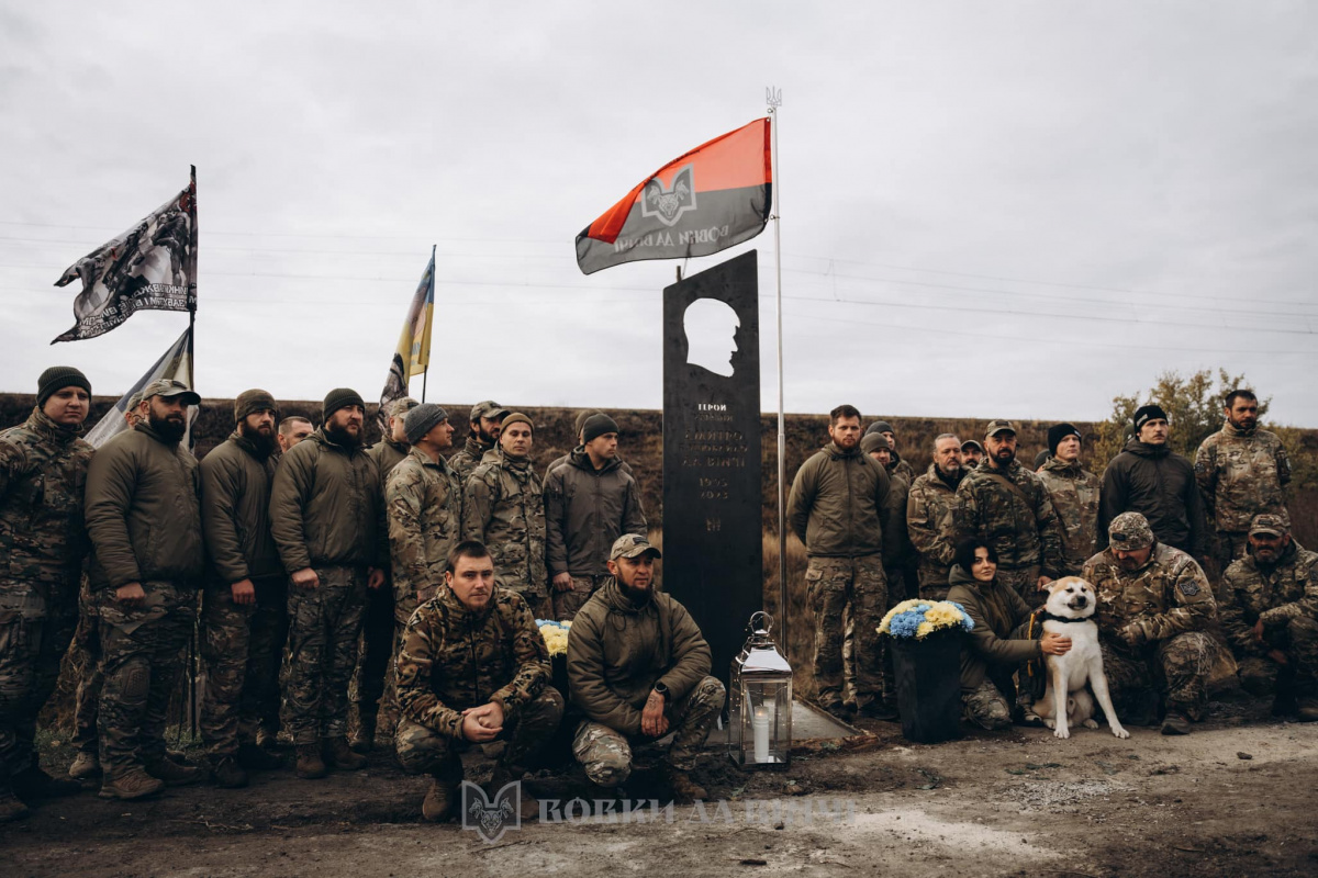 Открытие памятной стелы в честь Героя Украины Дмитрия «Да Винчи» Коцюбайло. Фото: «Волки Да Винчи»