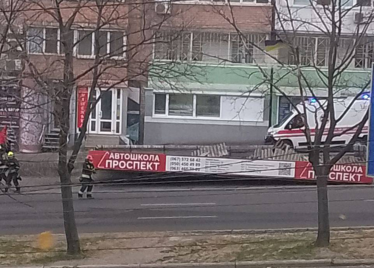 В Днепре штормовой ветер повалил остановку на людей, есть пострадавшие. Фото: ХДніпро/Тelegram