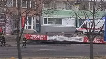 В Днепре штормовой ветер повалил остановку на людей, есть пострадавшие. Фото: ХДніпро/Тelegram