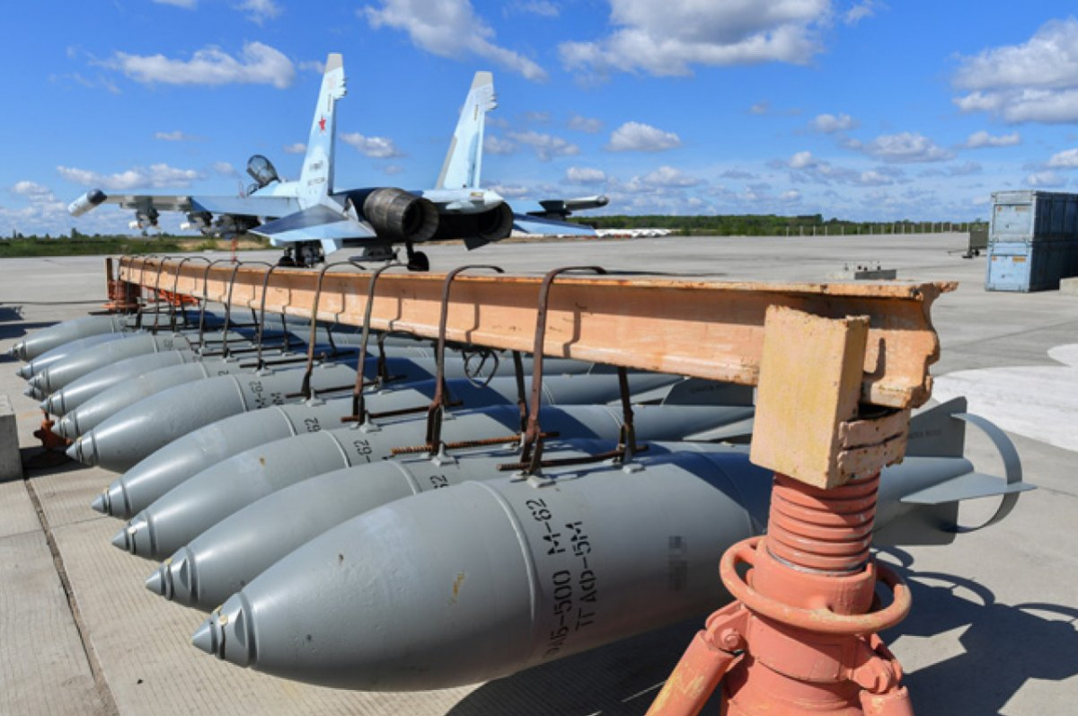 Военные самолёты РФ только за один день уронили на Белгородскую область три бомбы ФАБ-500. Фото: АиФ