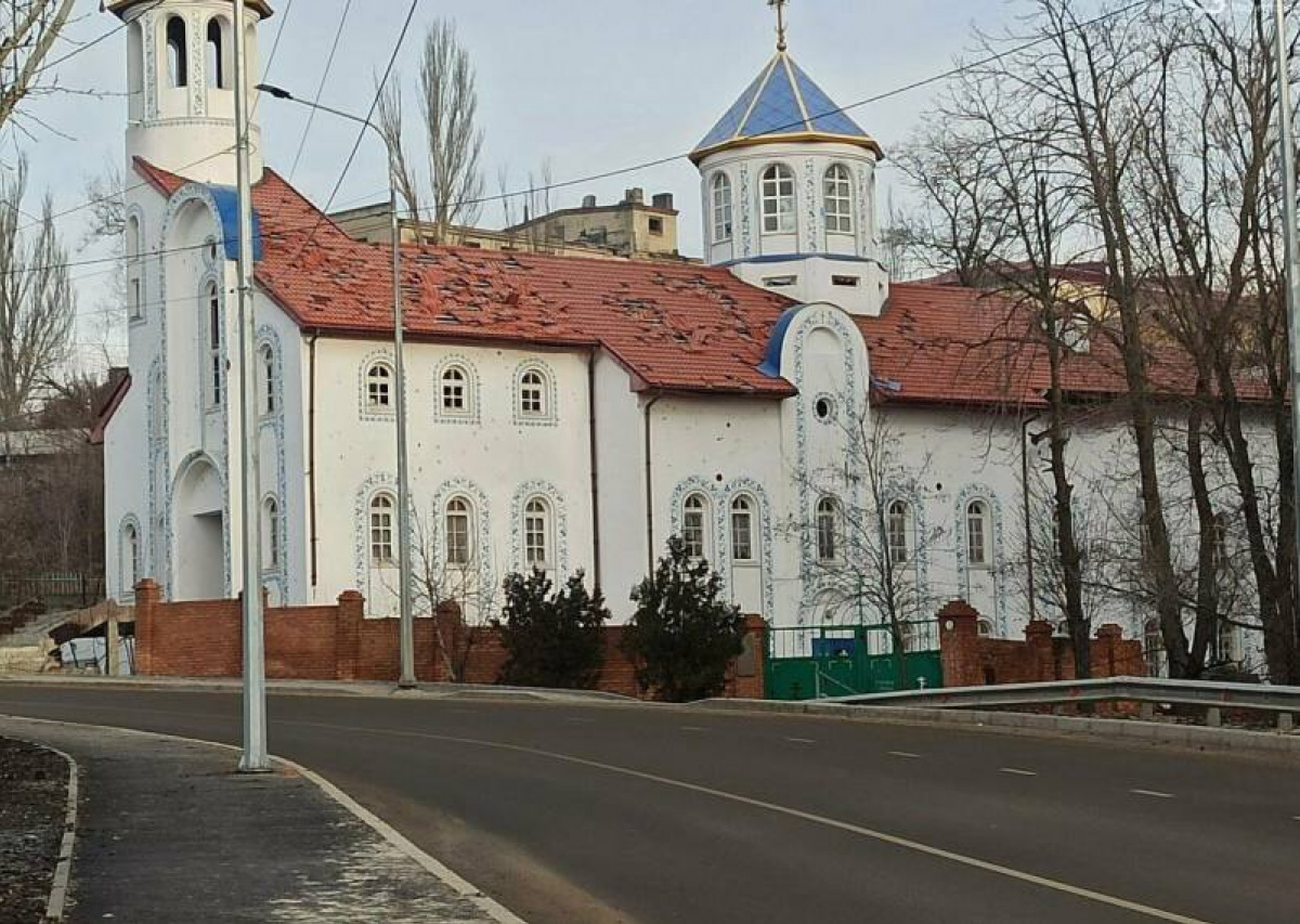 Храм святого Петра Могили та собор Успіння Пресвятої Богородиці у Маріуполі. Фото: сторінка Маріупольської міськради у Телеграм