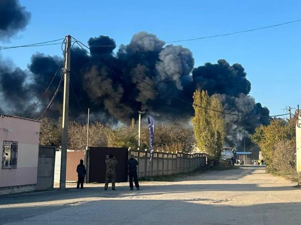 В окупованому Криму спалахнули бензовози. Фото із соцмереж