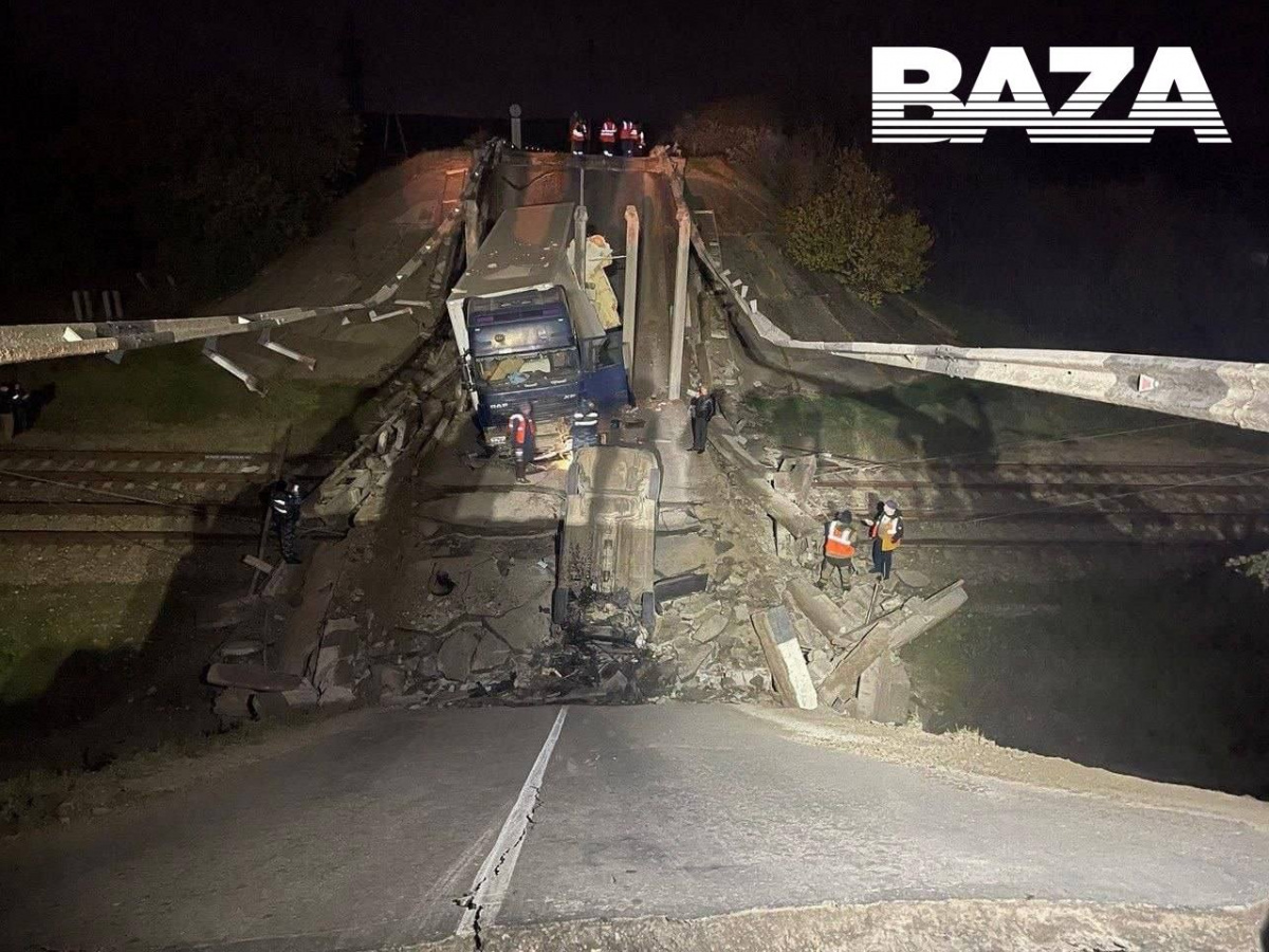 Залізобетонний міст обвалився в окупованому Криму. Фото: Baza