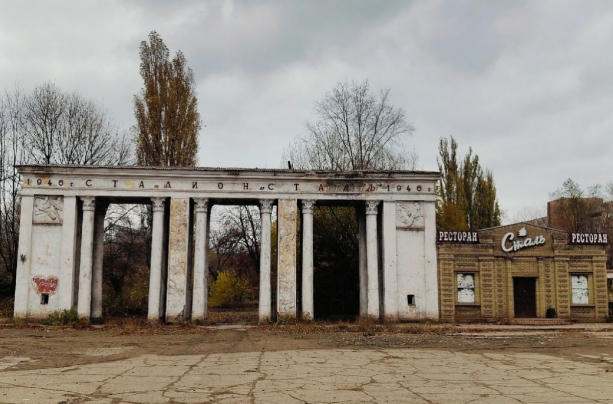 Стадіон «Сталь» в Алчевську став занедбаною зоною під окупацією. Фото: Денис Казанський