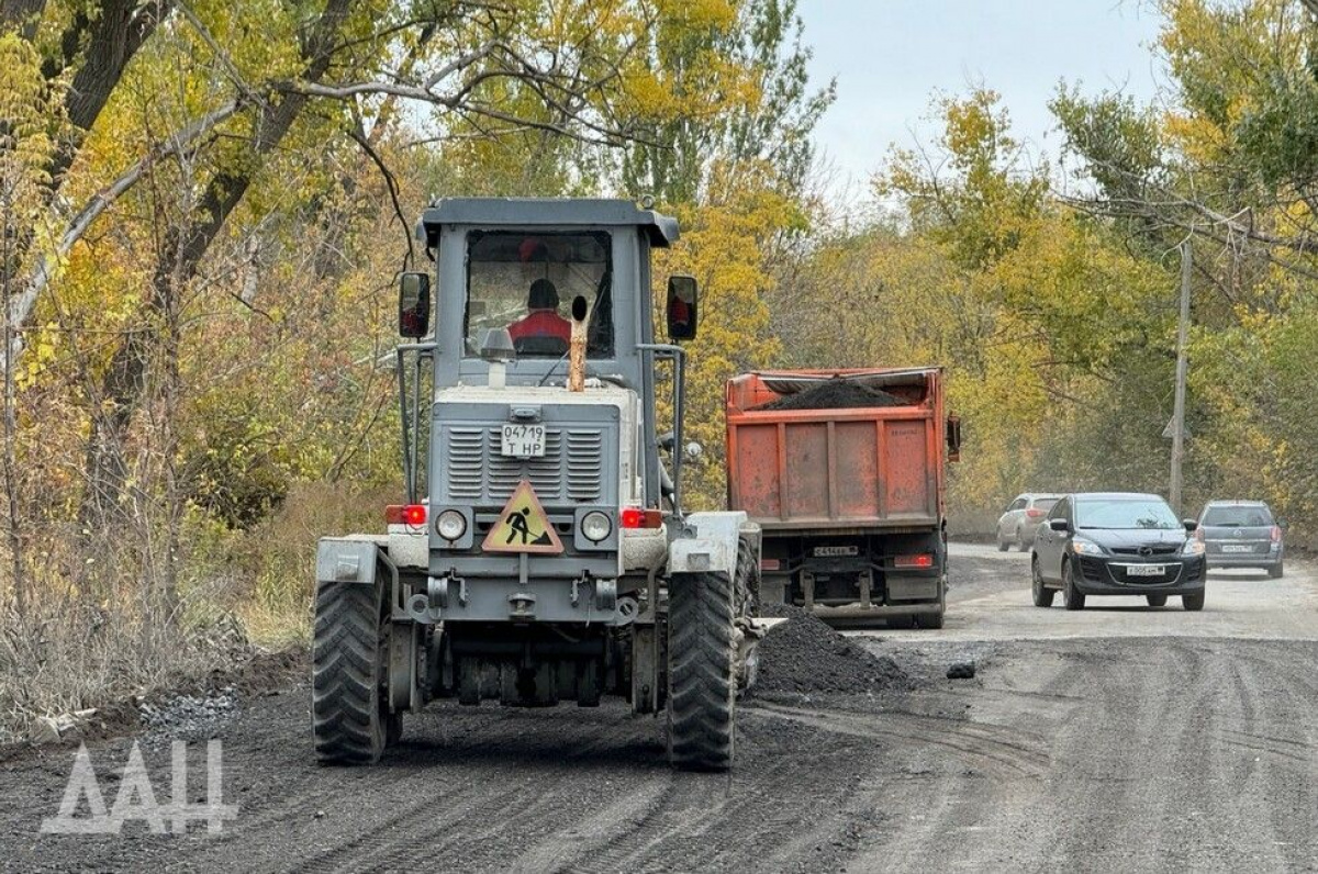 Біля Маріуполя окупанти ремонтують частину дороги до Криму.