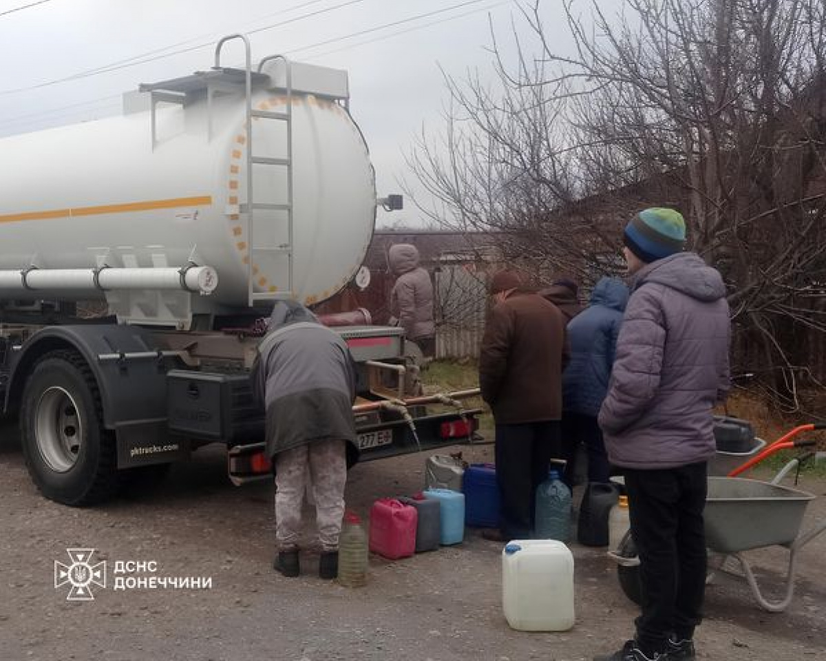 До Костянтинівки привезли 16 тонн води. Фото: ДСНС 