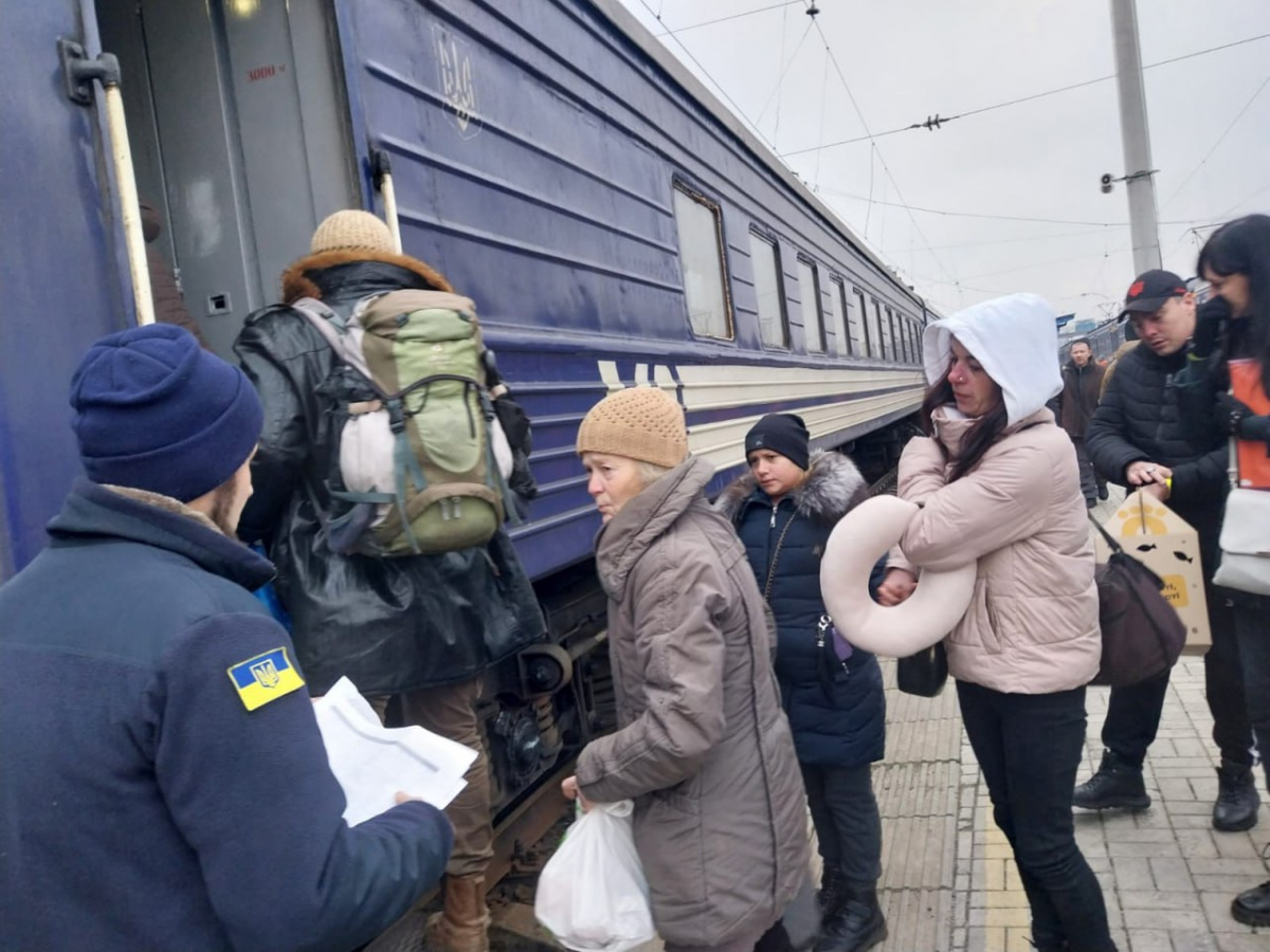 Перший евакуаційний поїзд із мешканцями Донеччини вирушив до Івано-Франківської області