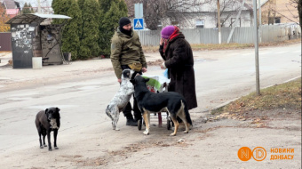 Води та тепла немає, щоб зігрітися, люди сплять із собаками: реалії прифронтової Донеччини ►