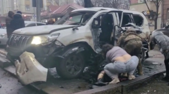 Під час вибуху авто в Донецьку постраждали двоє людей. Фото: кадр із відео