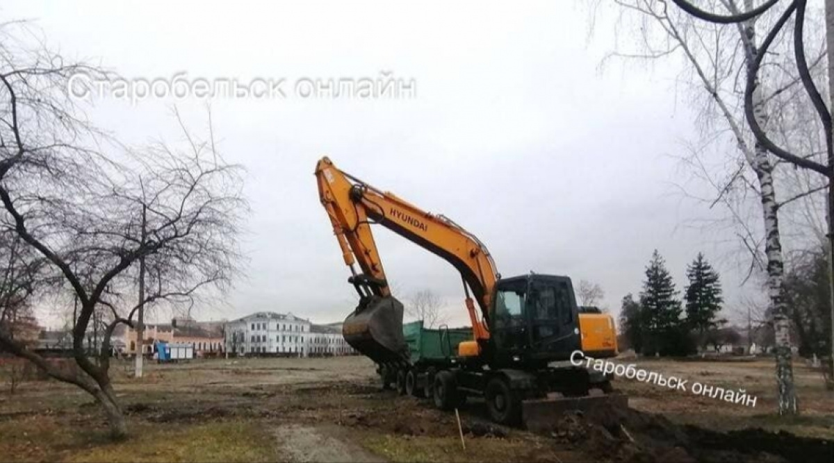 На територію Старобільського парку вже завезли техніку. Фото: Жовта Стрічка / телеграм