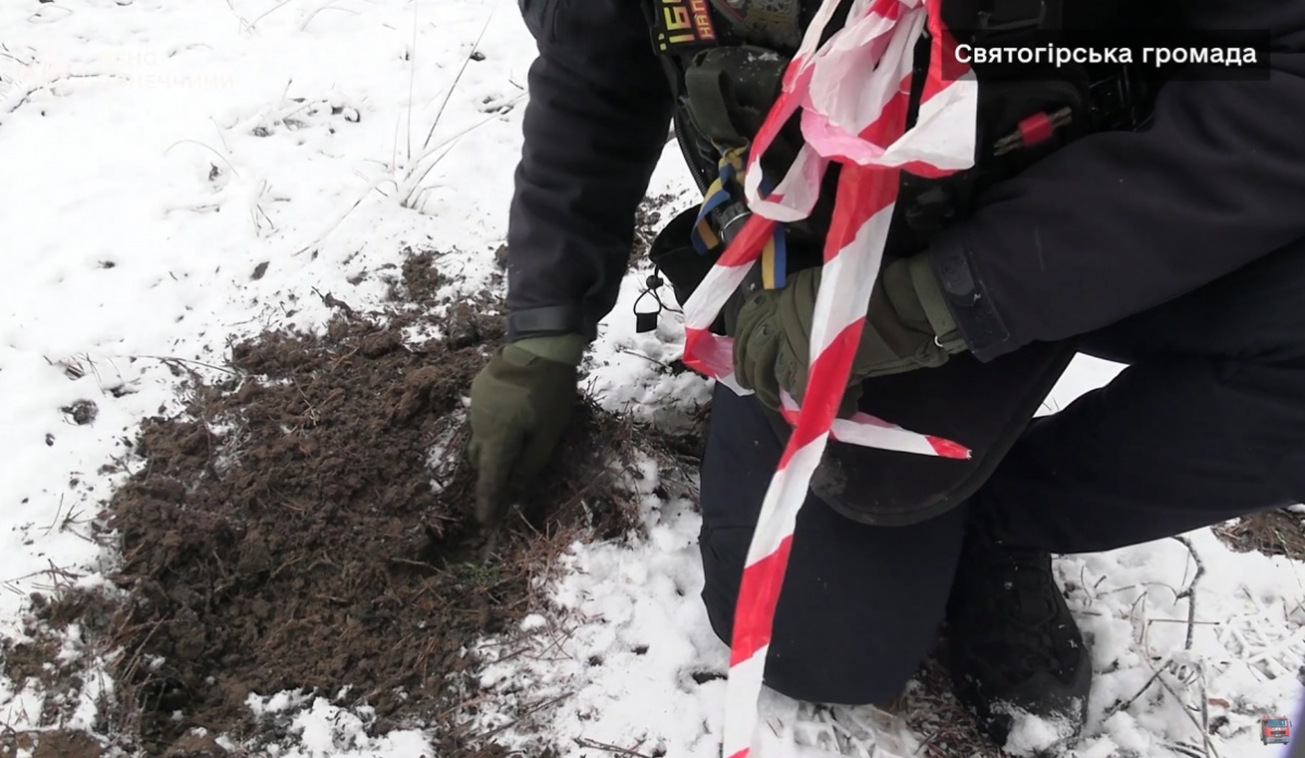 ГСЧС разминирует лес в нацпарке «Святые горы». Фото: кадр из видео