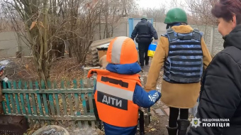 Эвакуация ребенка с родителями из Яблоновки. Фото: кадр из видео