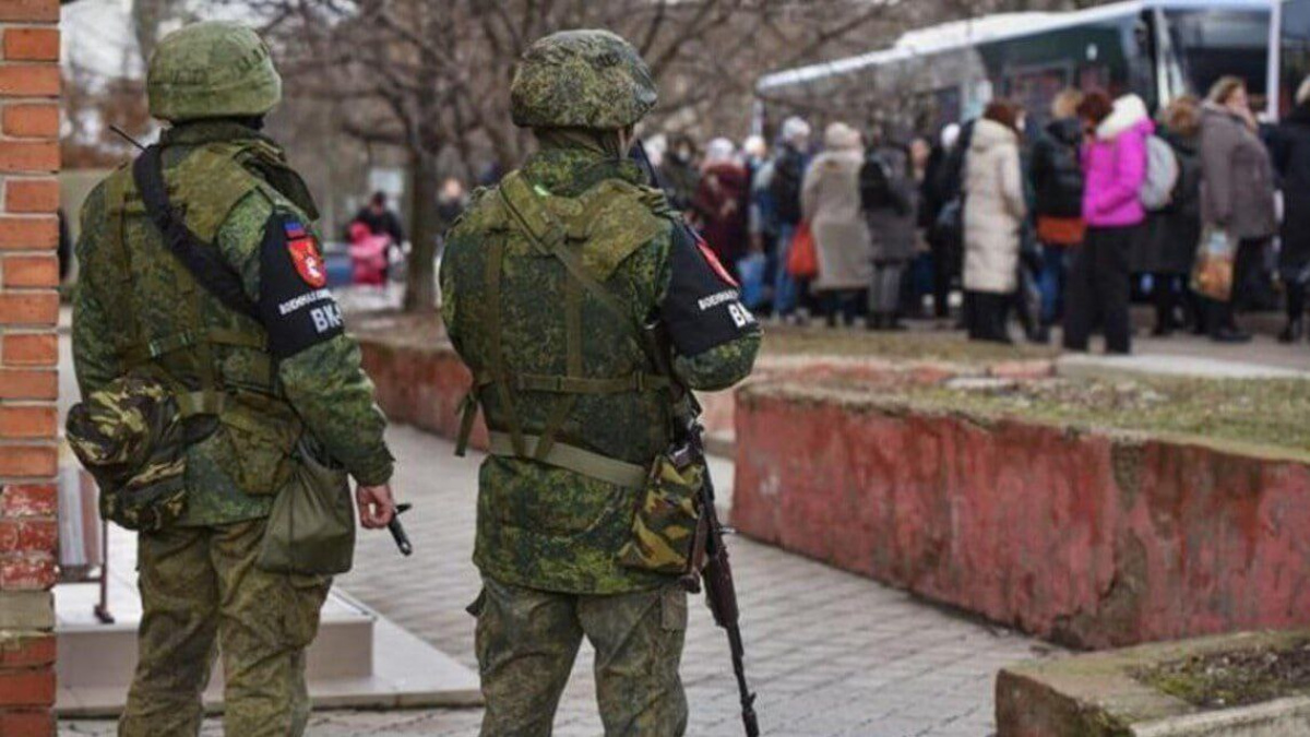 З окупованих територій України російські загарбники депортують родичів бійців ЗСУ