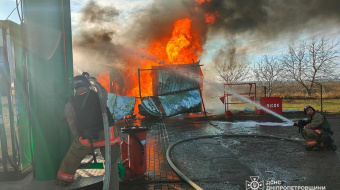 РФ вдарила дроном-камікадзе по АЗС на Дніпропетровщині. Фото: ДСНС Дніпропетровської області