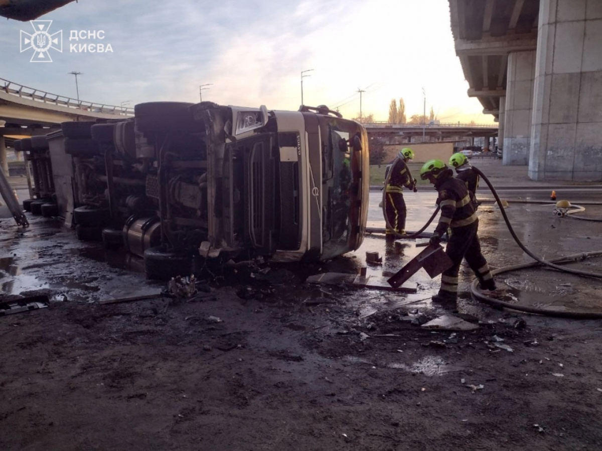 Вантажівка впала з Південного мосту в Києві та перекинулася. Фото: ДСНС Києва