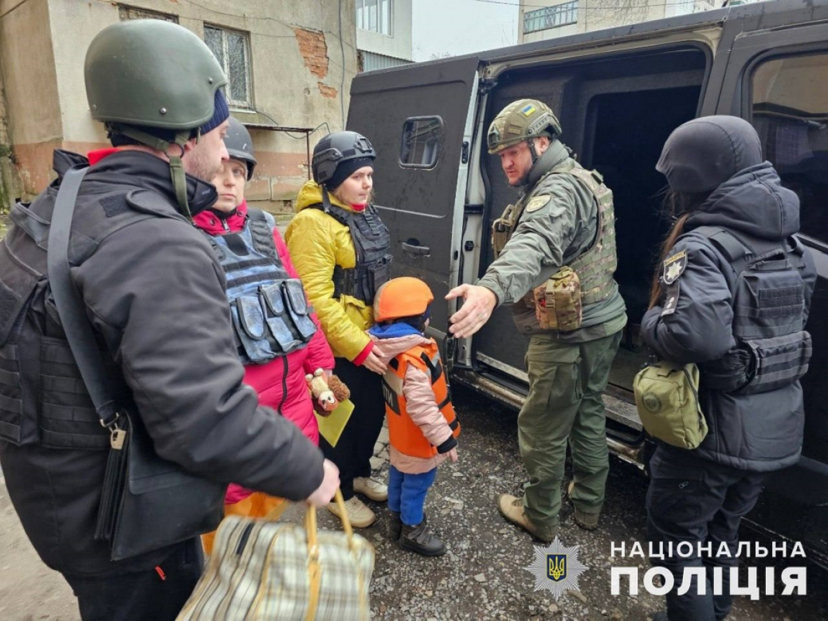 Полицейские эвакуировали семью с детьми из Константиновки. Фото: Нацполиция