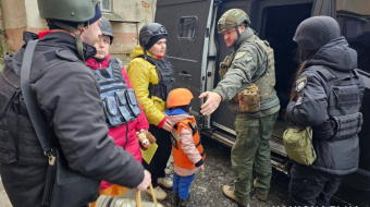 Полицейские эвакуировали семью с детьми из Константиновки. Фото: Нацполиция