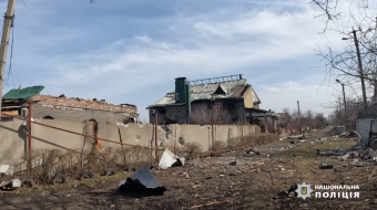 Полиция продолжает вывозить гражданских. Фото: скриншот с видео 