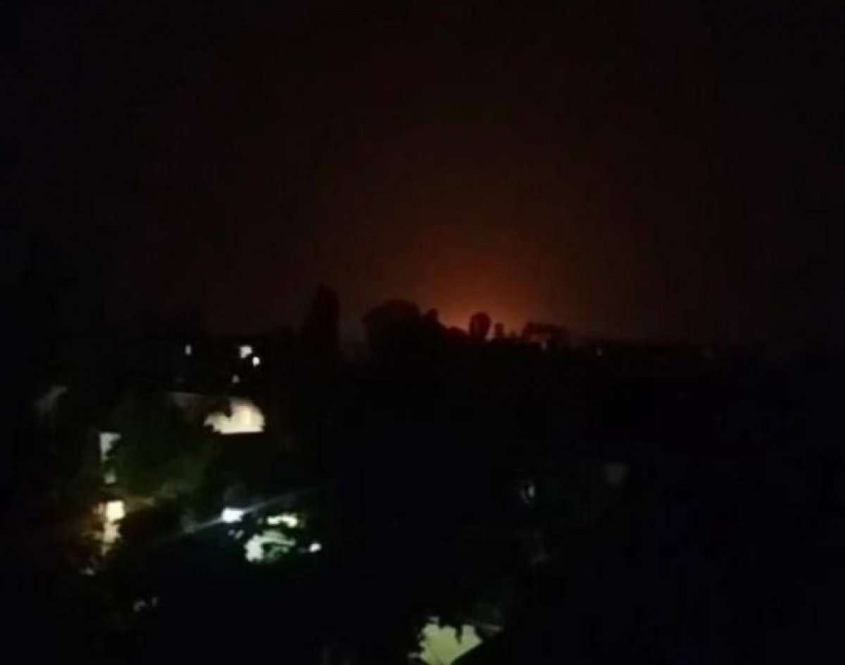 В российском Таганроге ночью прогремели взрывы. Предположительно, был атакован военный завод. Кадр из видео