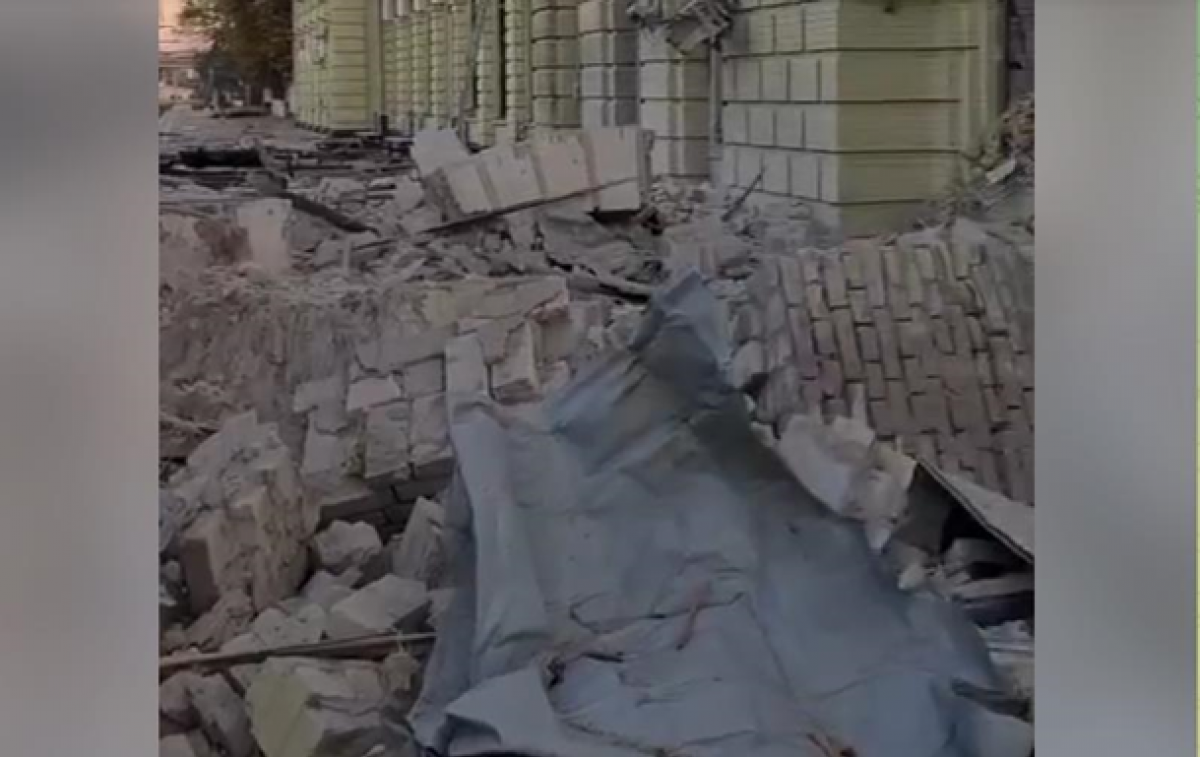 Железнодорожный вокзал в Лозовой Харьковской области пострадал из-за атаки войск РФ. Кадр из видео 