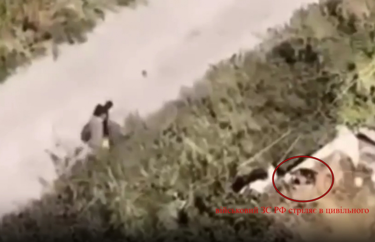 Момент военного преступления: российский оккупант открывает огонь по безоружному гражданскому во время эвакуации из Удачного, Донецкая область.