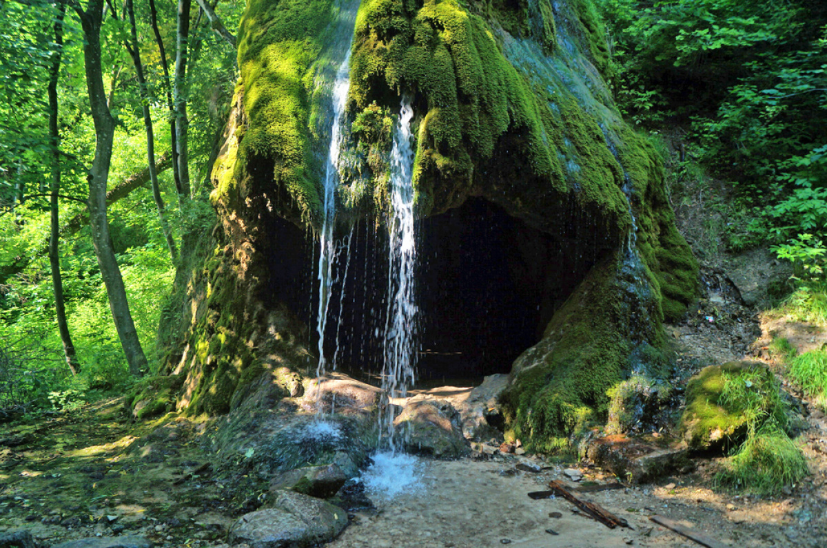 Село з водоспадом на Хмельниччині кличе сім'ї, щоб урятувати школу