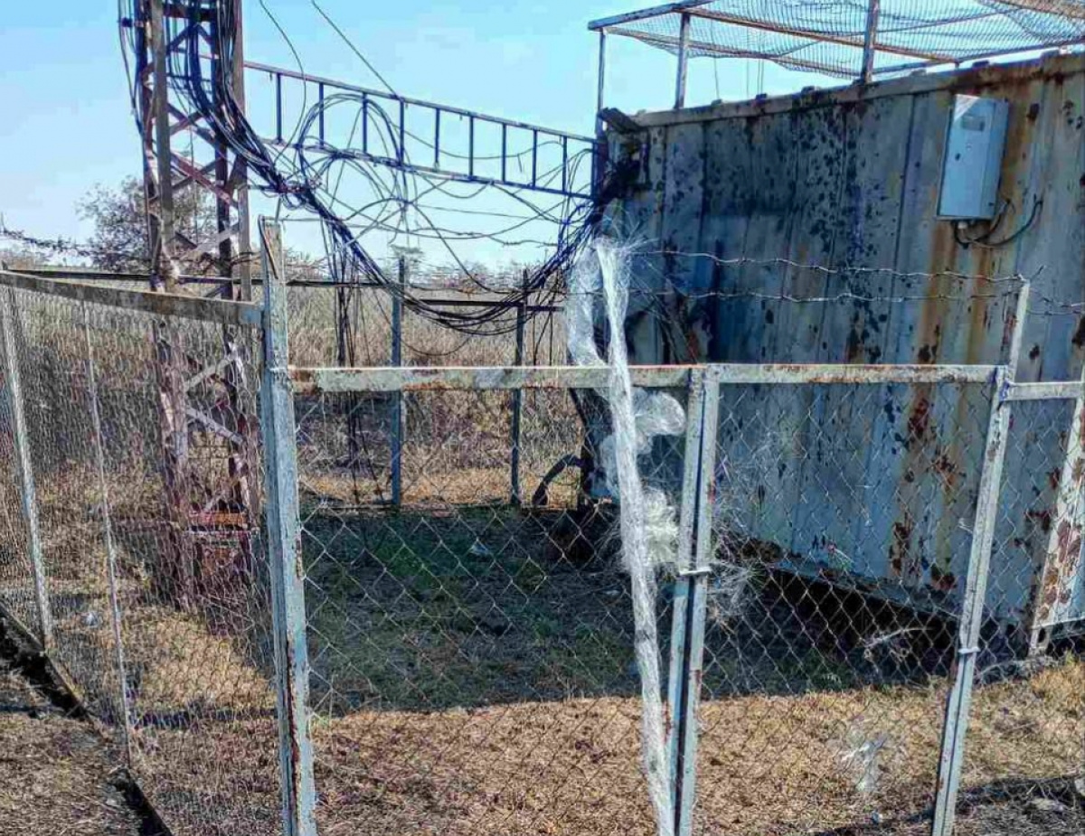 Последствия удара дрона РФ по контейнеру связи.