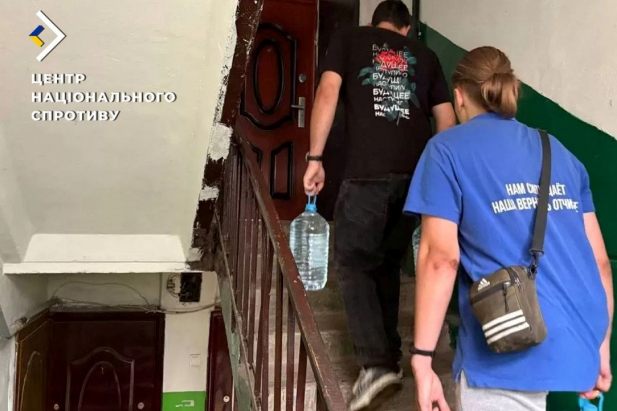 Діти розносять воду на ТОТ Донеччини. Фото: ЦНС