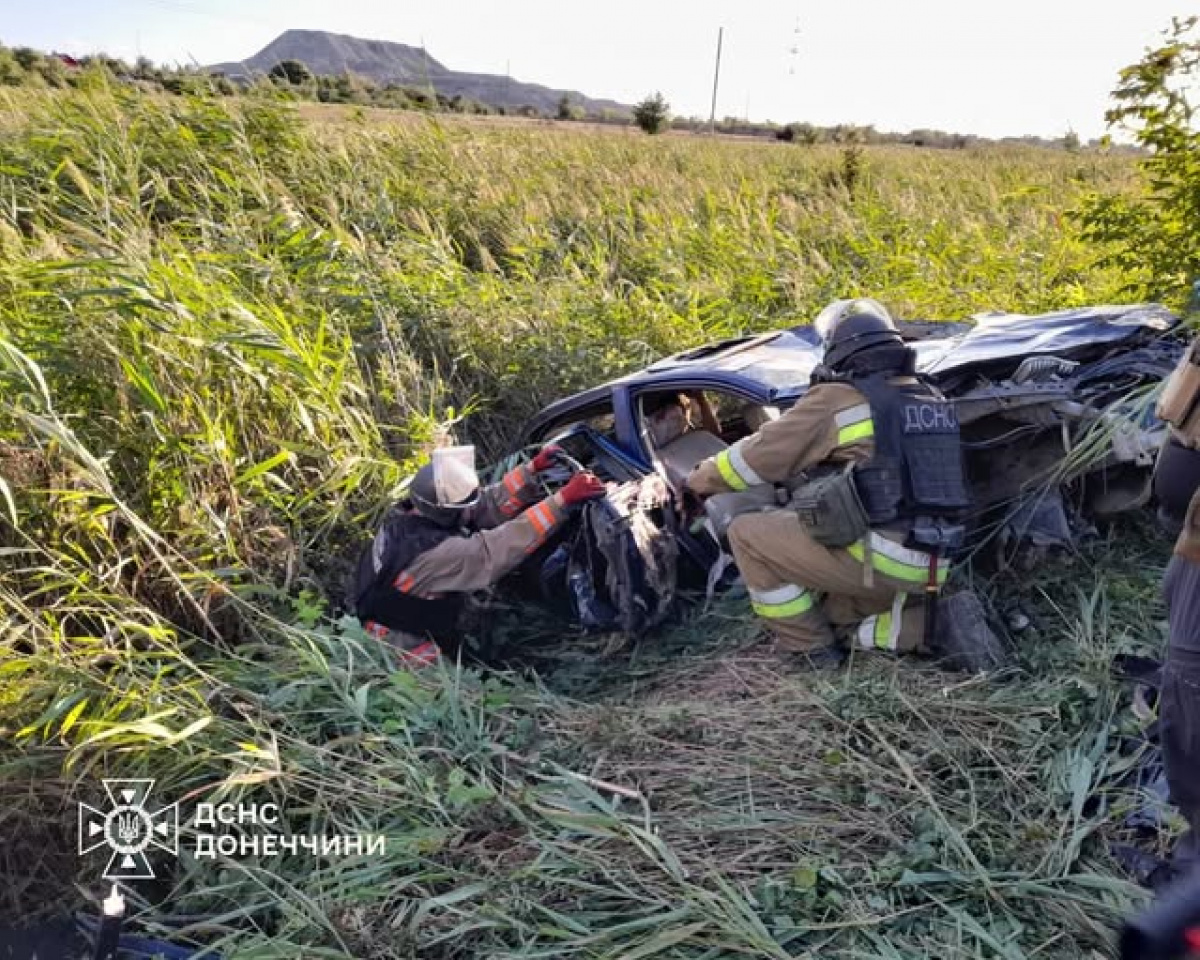 Последствия атаки на автомобиль под Добропольем. Фото: ГСЧС