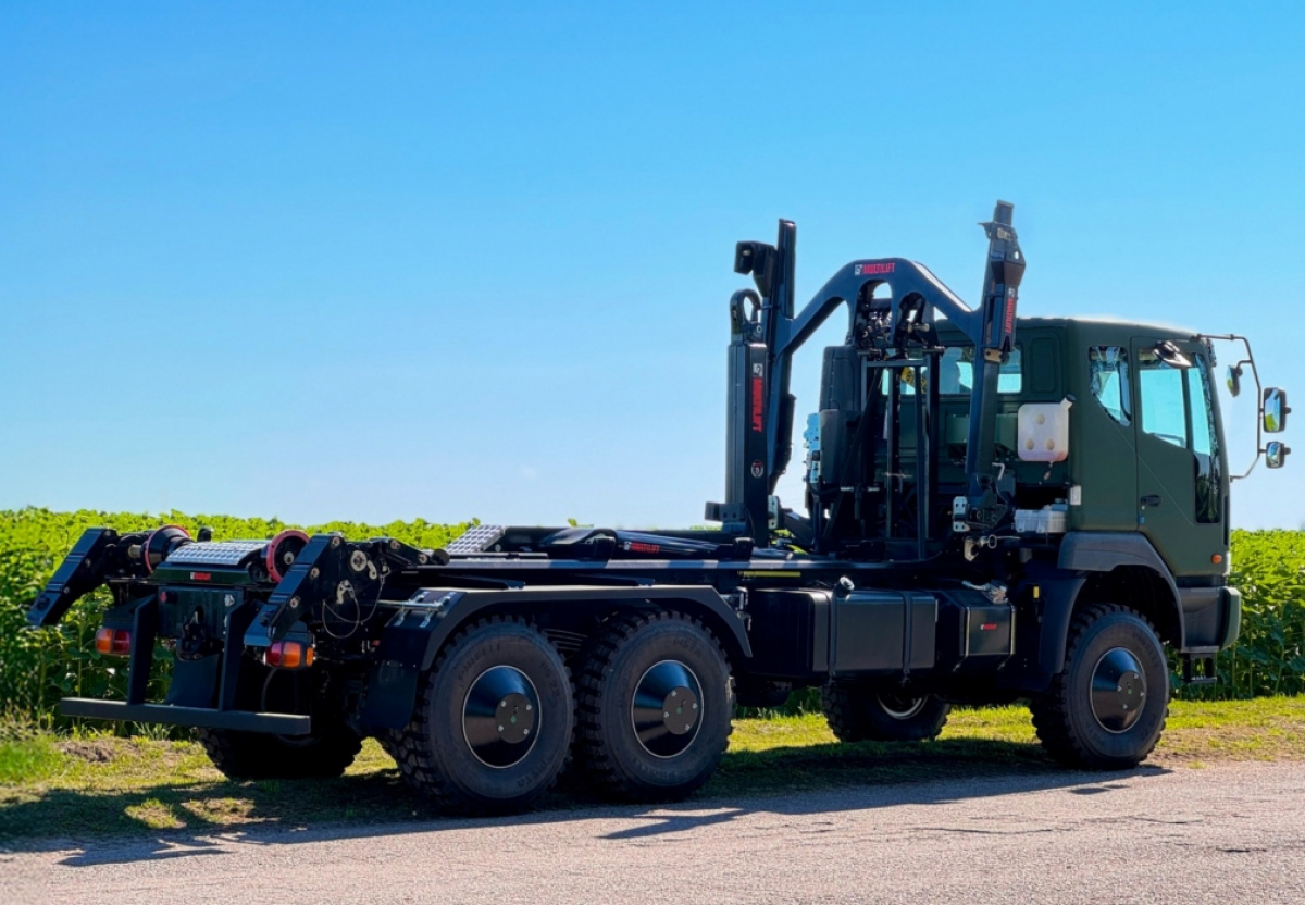 Новая автотехника для Сил обороны Украины. Фото: Минобороны