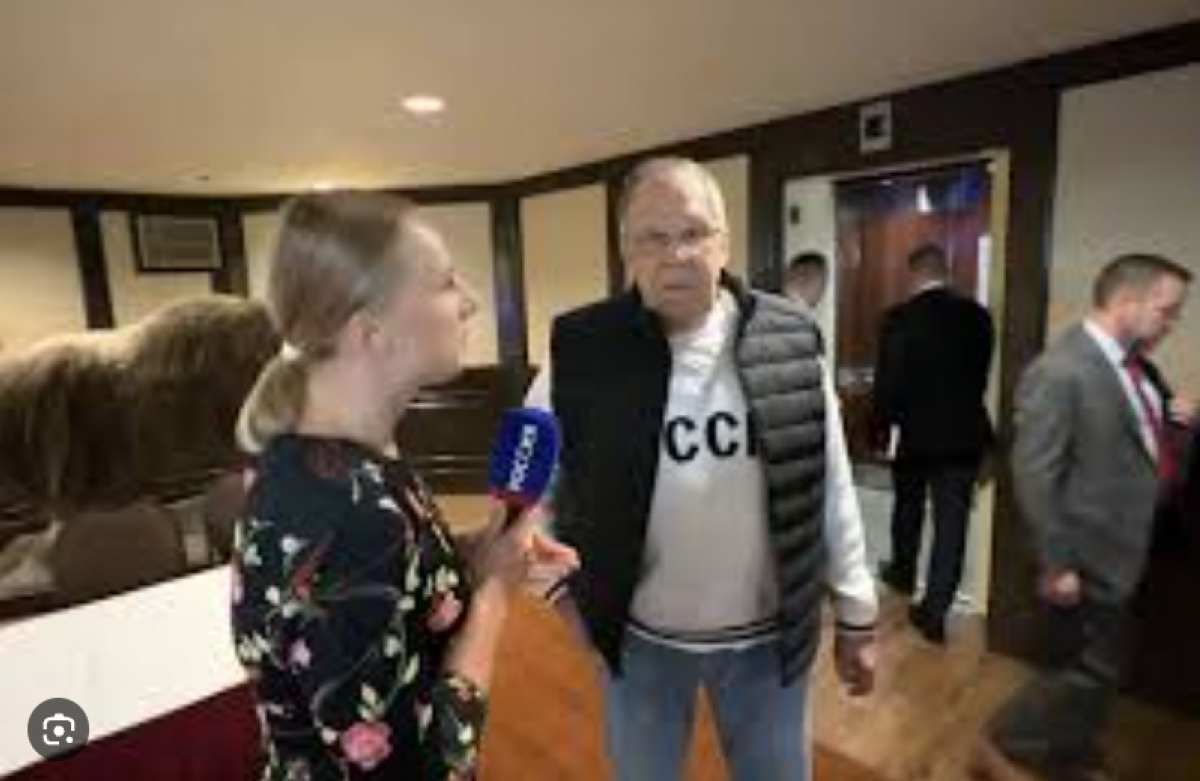 Сергій Лавров прибув на Аляску у светрі з написом «СРСР». Кадр із відео