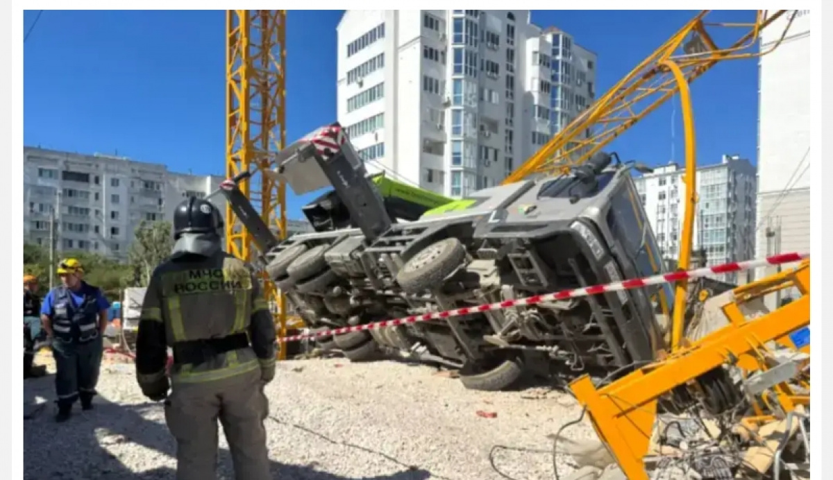 Строительный кран упал в оккупированном Севастополе, есть погибший. Фото: Город 24