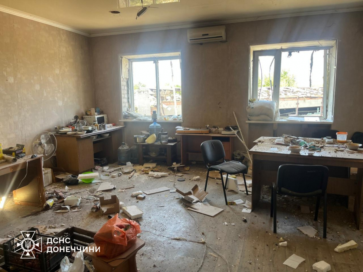 Последствия обстрела пожарной части в Константиновке. Фото: ГСЧС