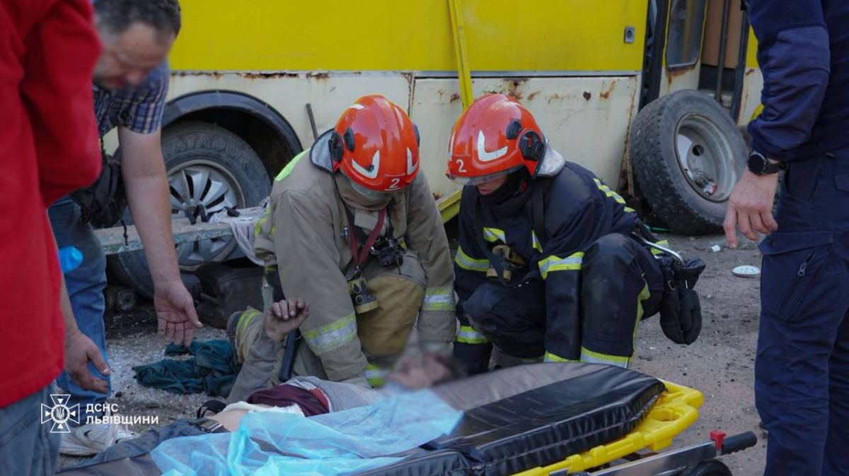 Во Львове есть погибший и раненые в результате российской атаки. Фото: ГСЧС