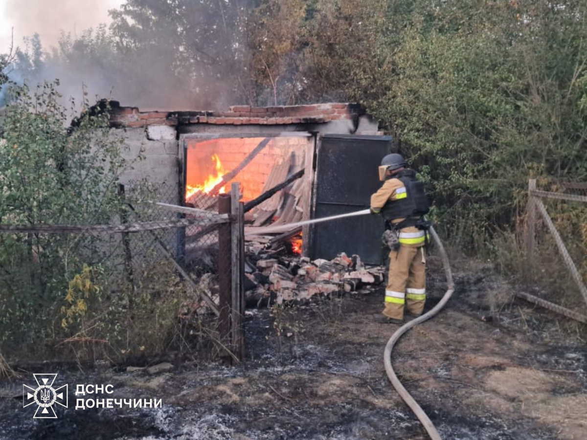 Последствия обстрела Белозерского. Фото: ГСЧС