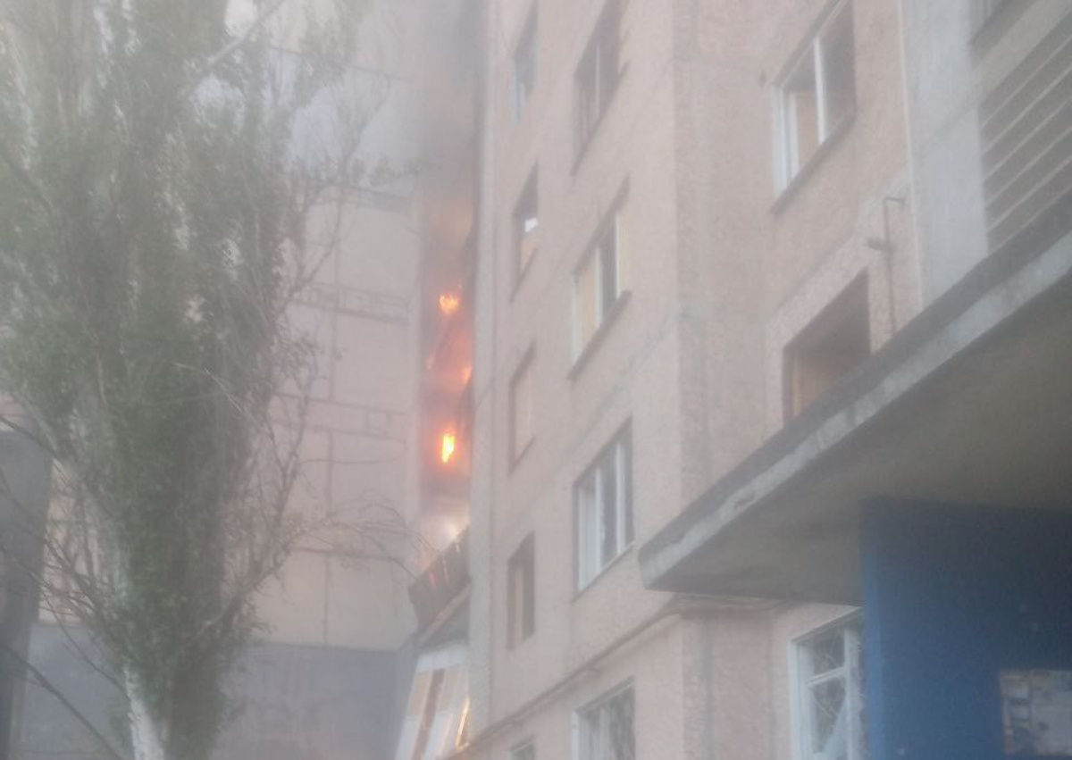 Пожар в многоэтажном доме по улице Громова в Константиновке после российского обстрела. Фото: Типичная Константиновка