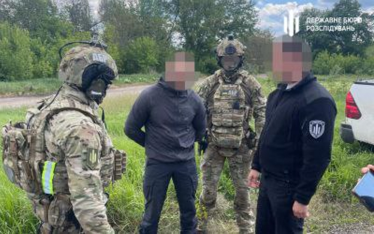 Сотрудники ГБР задержали в Донецкой области военнослужащего, который пытался продать оружия более чем на 1,7 млн гривен. Фото: ГБР 
