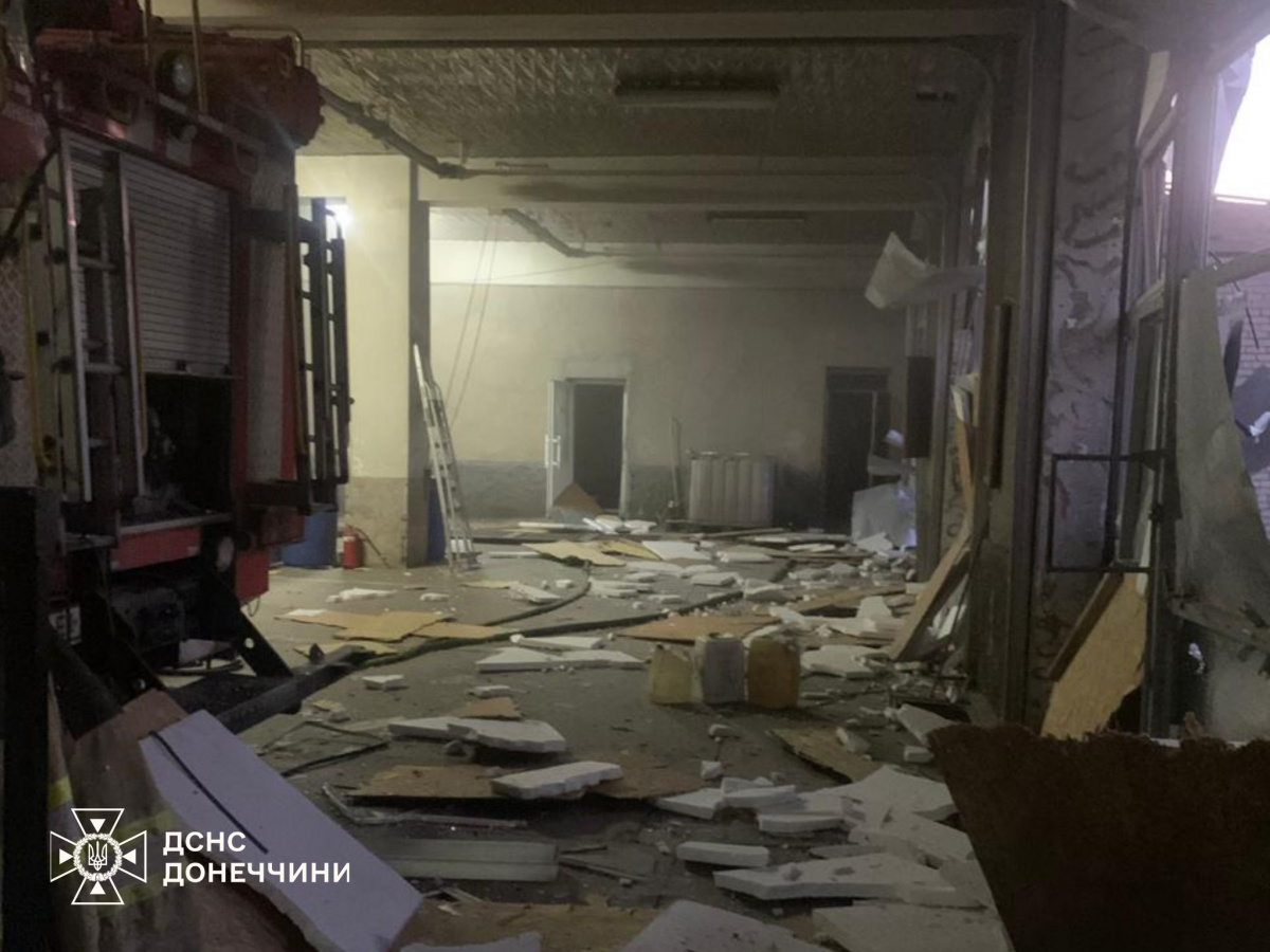 Последствия удара по пожарной части в Константиновке. Фото: ГСЧС