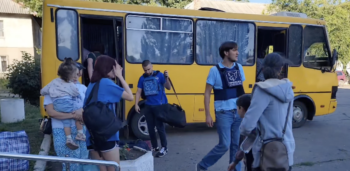 Эвакуация из Белозерского в Донецкой области. Скрин видео: facebook.com/yevhen.kaplin