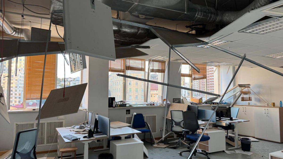 Здание миссии Евросоюза в Украине было повреждено в результате российского удара по Киеву. Фото: Андрей Сибига/Х