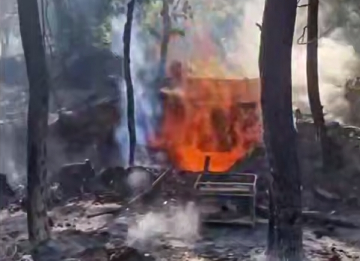 Пламя в блиндаже подразделения РФ после попадания ВСУ.