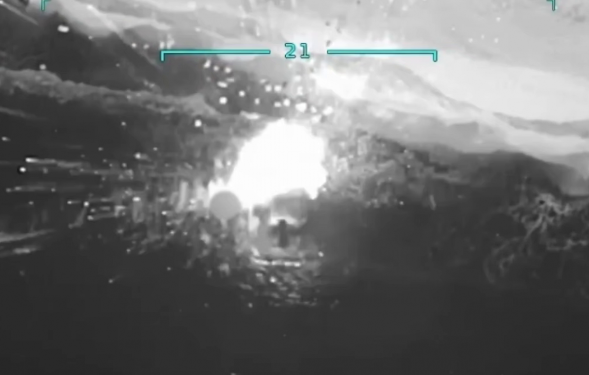 Удар по швидкісному катеру Чорноморського флоту РФ. Фото: кадр із відео