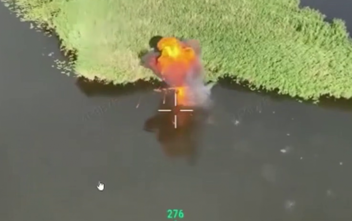 Удар по лодке с группой военных РФ на Херсонщине. Фото: кадр из видео