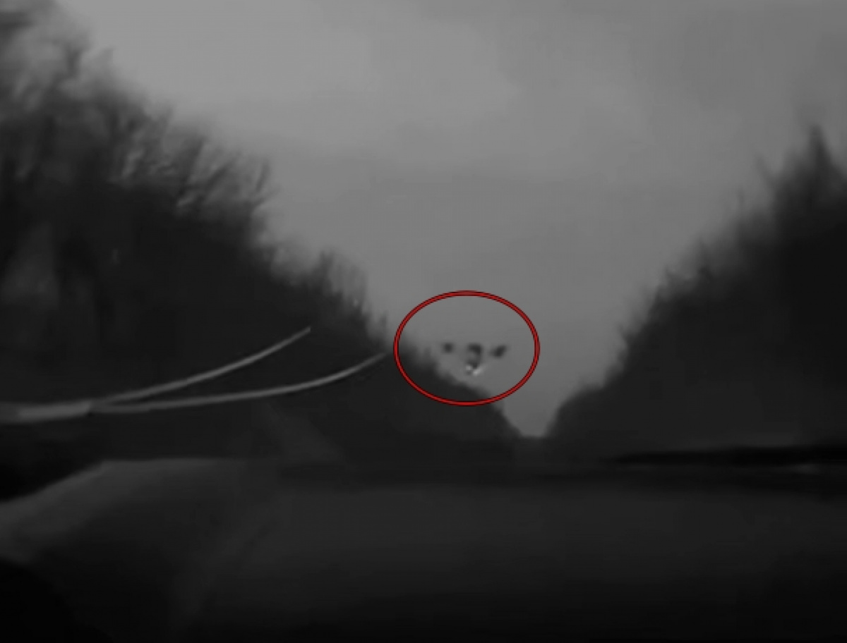 Дрон раптово з'явився перед автомобілем прикордонників.