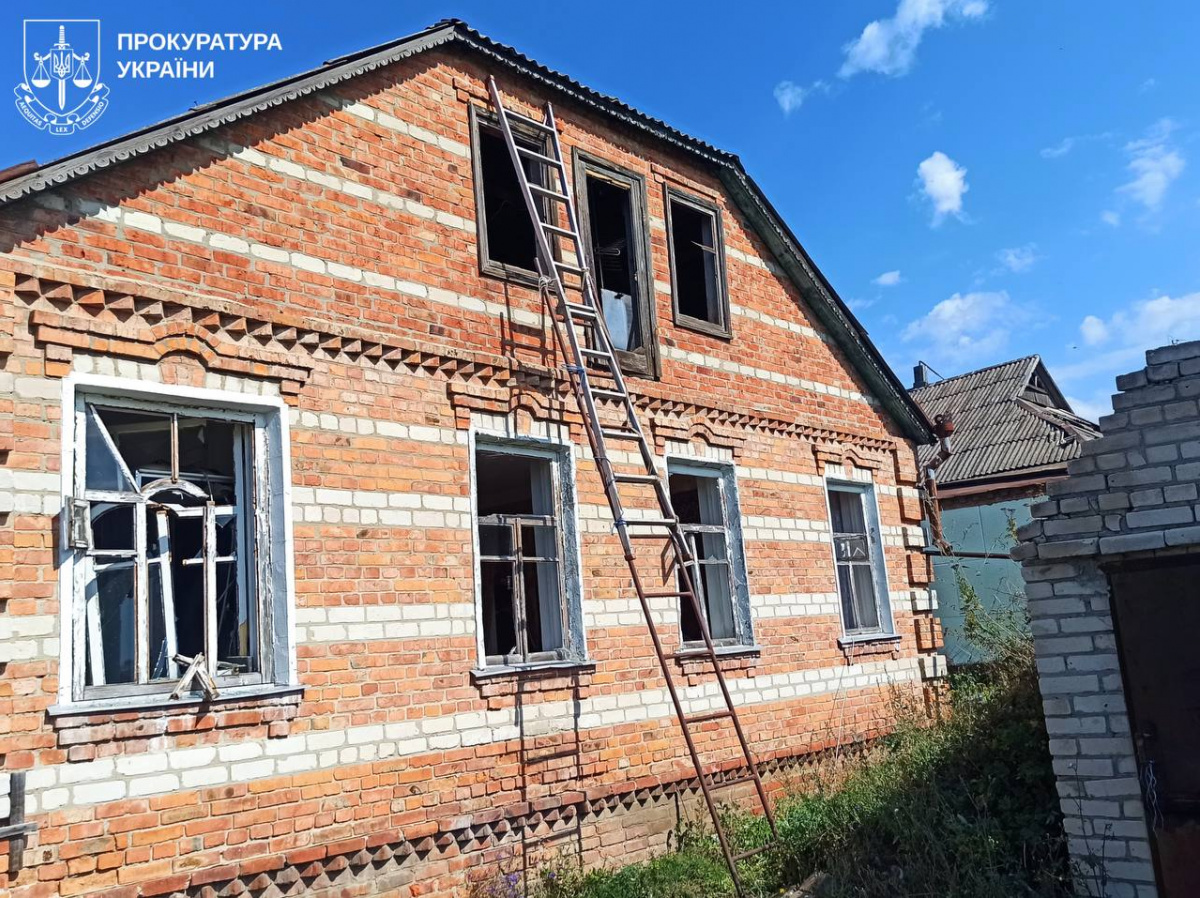 Внаслідок атаки РФ по Харківщині пошкоджено будинки. Фото: Прокуратура України
