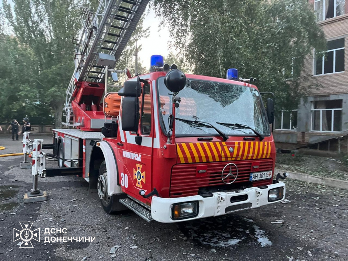 Поврежденная машина спасателей в Краматорске. Фото: ГСЧС