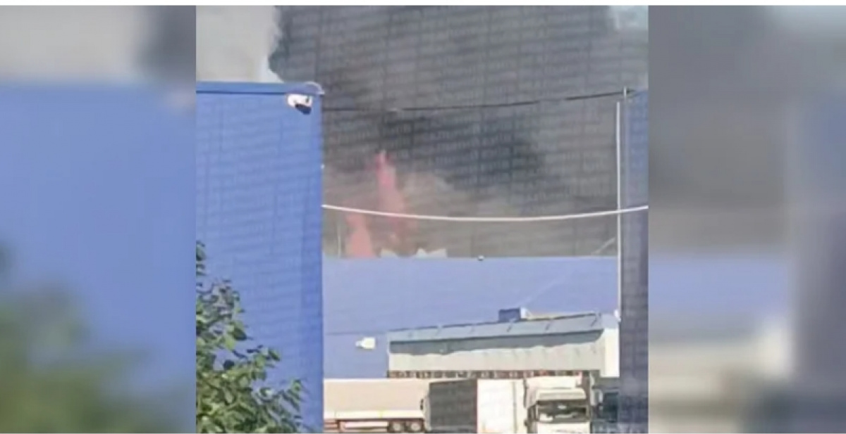 В Киевской области загорелся склад «Эпицентра» после атаки российских дронов. Пожар тушат с помощью вертолётов. Кадр из видео
